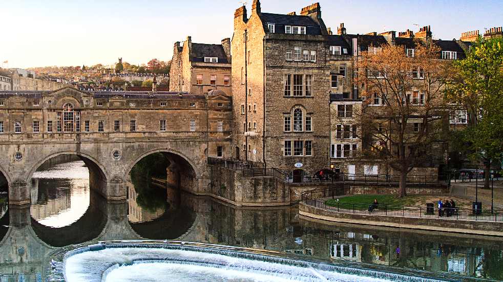 Pulteney Bridge in Bath in autumn